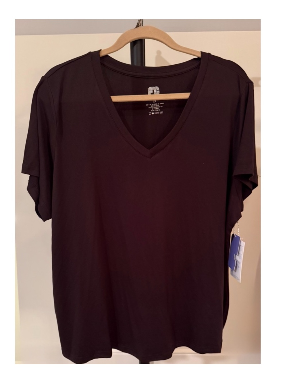 Women's V-Neck Short Sleeve Tee in Black
